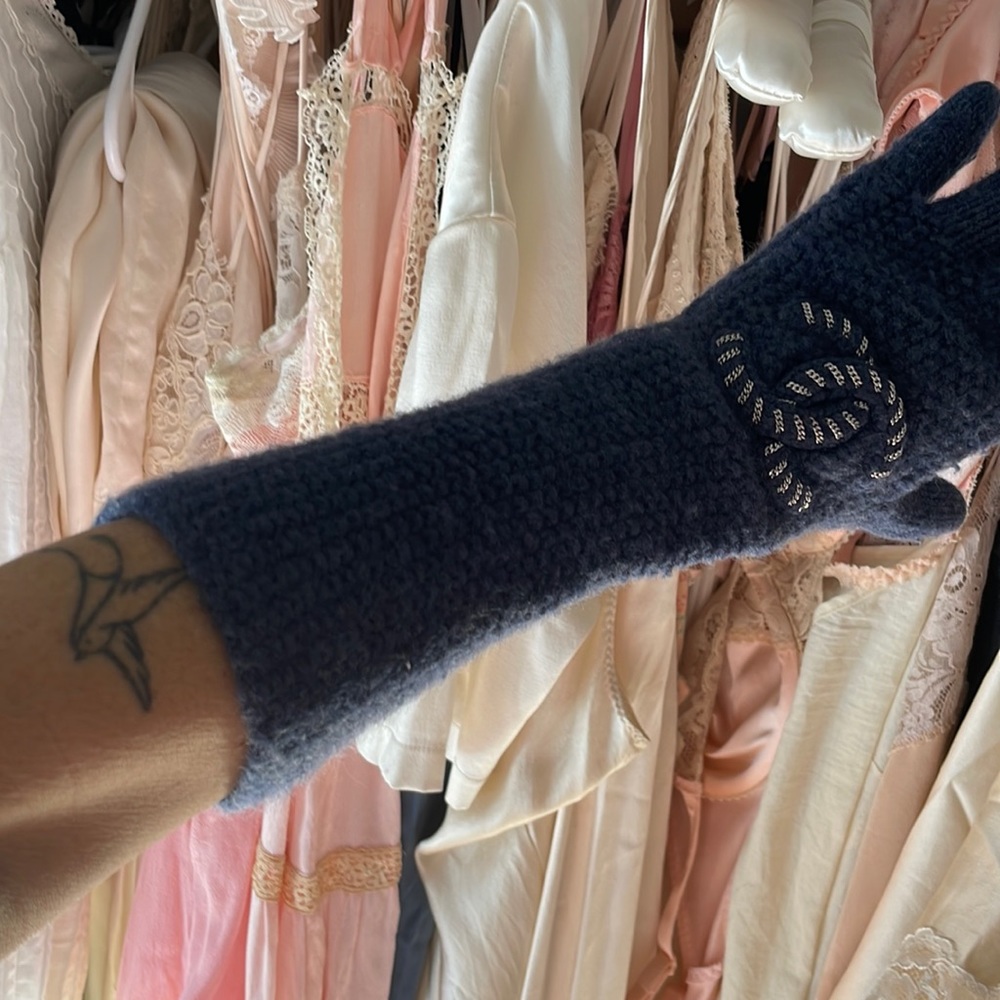 Chanel CC cashmere gloves - Picture 5 of 10